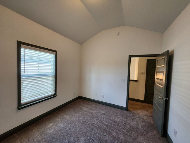 Building Photo - 5814 Whispering Pnes Wy