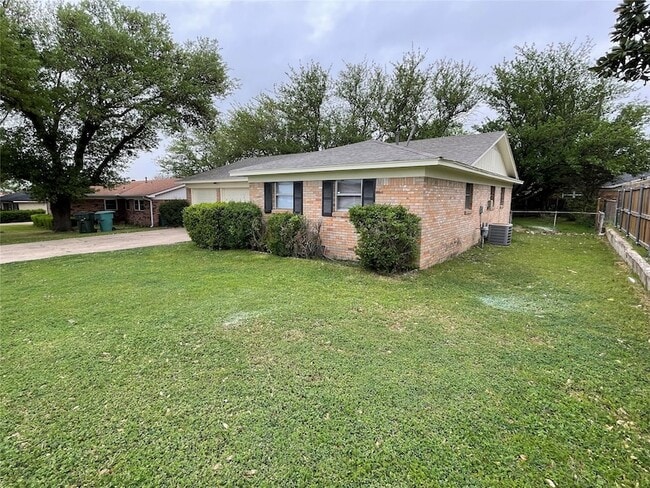 Building Photo - 905 La Salle Dr