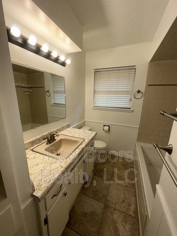 Building Photo - 137 E Jarman Dr