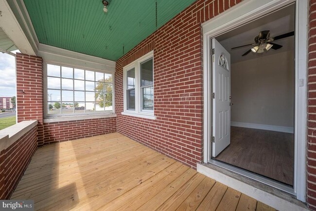 Building Photo - 1075 S County Line Rd