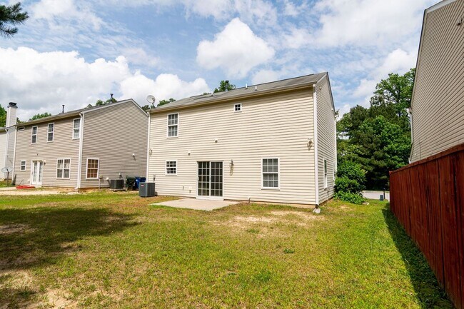 Building Photo - Great 3 Bedroom Home with Large Yard and 1 Car Garage! Raleigh-Available July 15th!