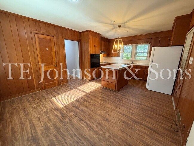 Building Photo - Spacious 3 Bedroom Home with Primary Suite on Main Level and 2-Car Carport