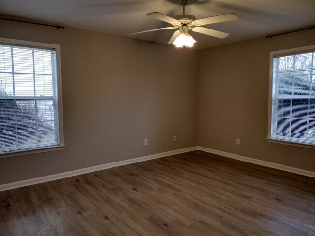 Building Photo - 211 Ivy Glen Ct
