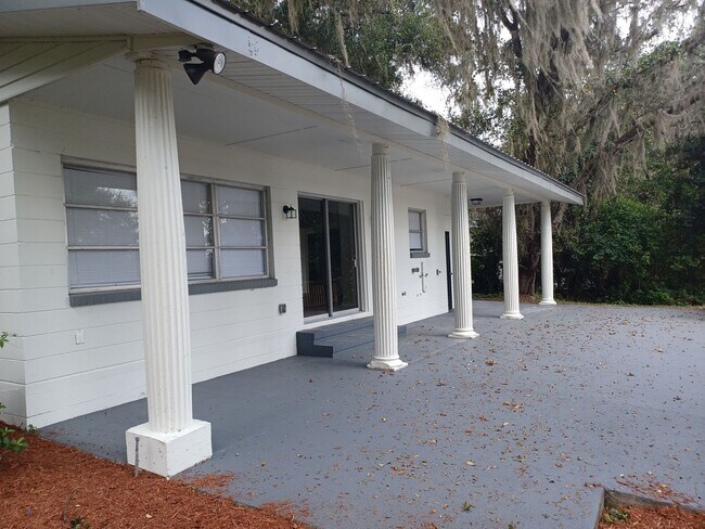 Building Photo - Beautiful 2 BR 1 BA Lakefront View Rental ...
