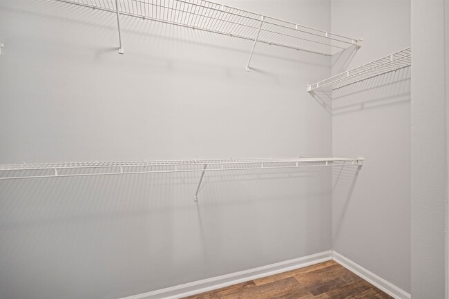 Building Photo - Renovated 2BR/2BA Condo With a Garage in I...
