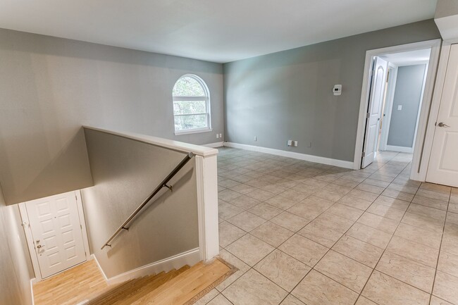 Building Photo - 2-BEDROOM CONDO AT OLMOS PARK TOWNHOMES
