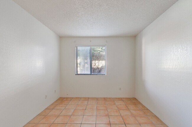 Building Photo - Cozzy Townhome with incredible mountain views! New Kitchen Appliances!