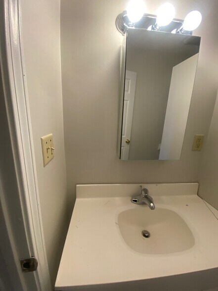 Building Photo - 10 Belmont St