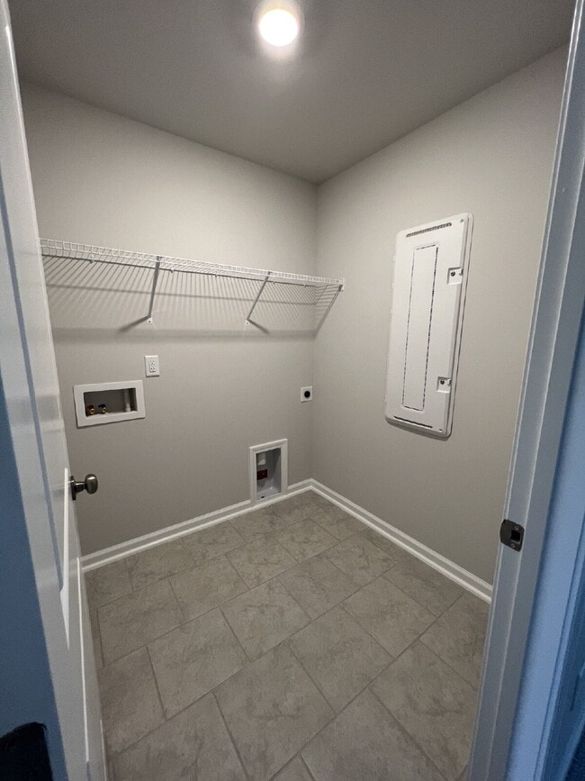 Building Photo - Lennar 3 bedroom townhouse with luxury vinyl plank floor in Ellis walk community