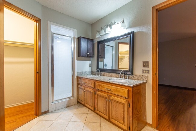 Building Photo - Beautiful 3 Bed 2 Bath in the Heart of OKC!