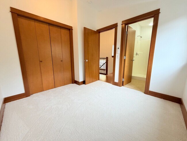 Building Photo - Charming Home in Leschi!