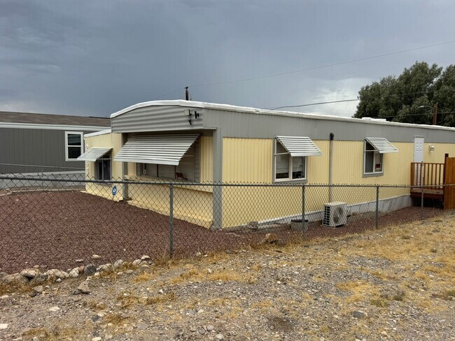 Building Photo - 1 BR 1Ba with enclosed Porch/Patio, fenced yard, RV Parking