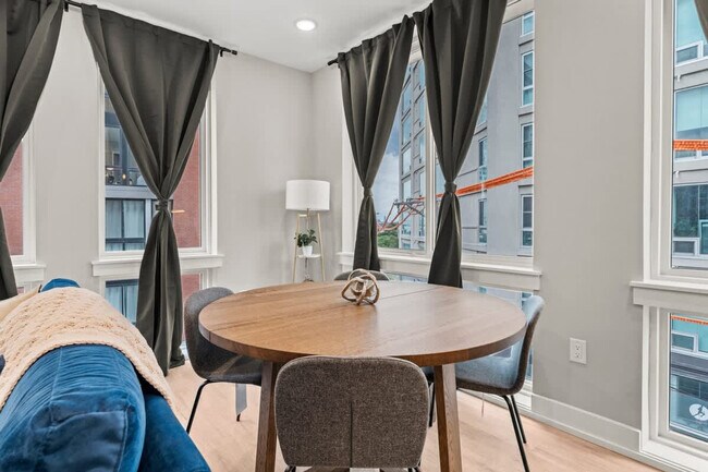 Building Photo - 916 N Delaware Ave