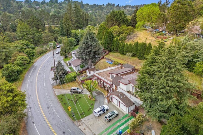 Building Photo - Sun-Filled 2BR/2BA Upper Home with Large Decks & Hardwood Floors in Aptos