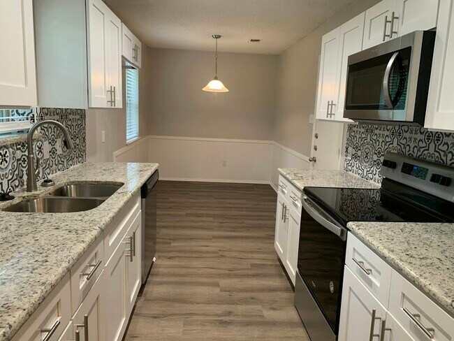 Building Photo - 404 Live Oak Dr