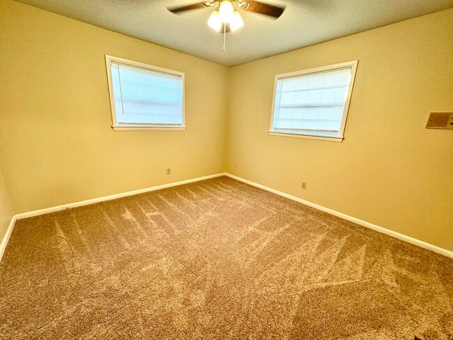 Building Photo - Fresh Paint and New Carpet! 4 bedroom home...