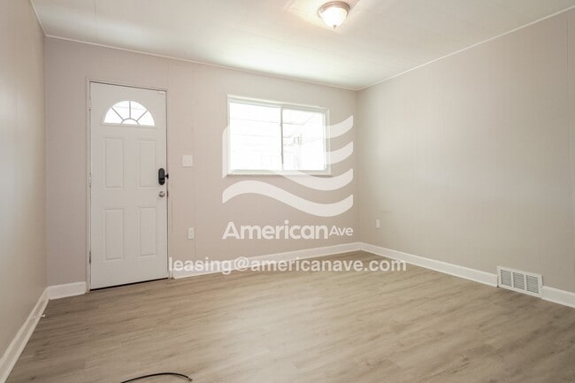 Building Photo - 1260 Summerlea Ave