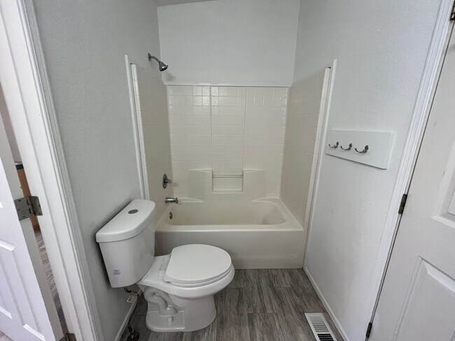 Building Photo - 1404 River Run Ln