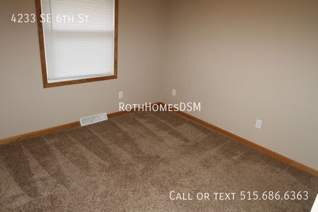 Building Photo - 3 bedroom 2 bath with attached garage Full...