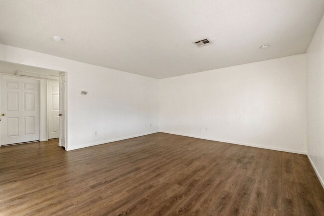 Building Photo - Bright & Open 2 Bed, 2 Bath Condo in Las V...