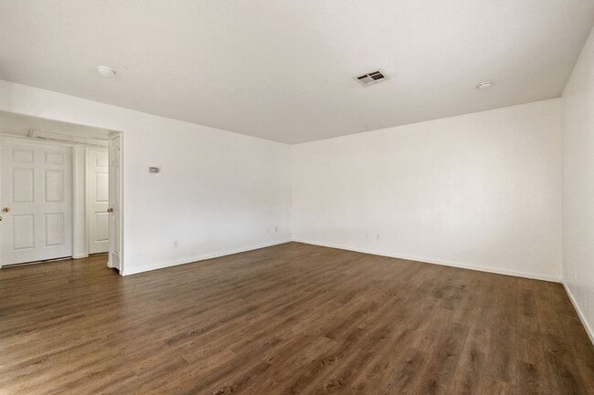 Building Photo - Bright & Open 2 Bed, 2 Bath Condo in Las Vegas