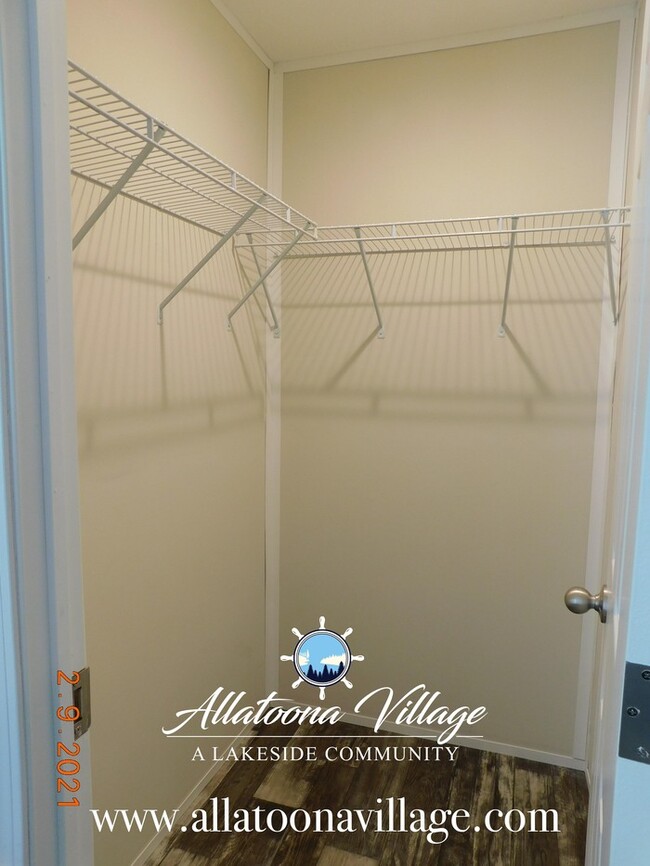 Building Photo - Lake Allatoona Living and 1 mile from Down...