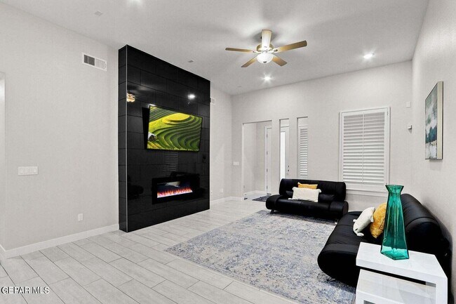 Building Photo - 2621 Maria Casas St