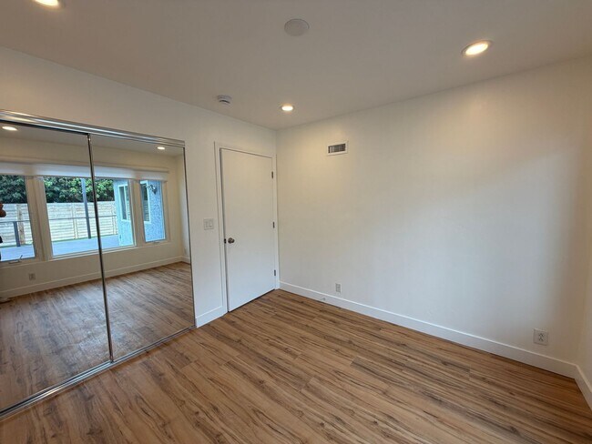 Building Photo - 6BD/3BA Close to Campus - Large Rooms! Great Yard!