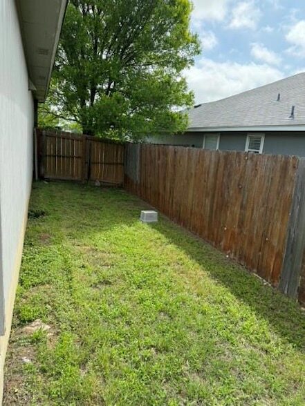 Building Photo - 213 Spring Branch Dr