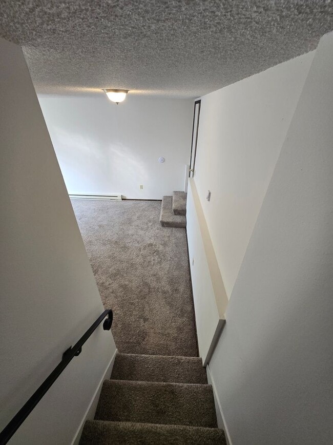Building Photo - 618 S Century Ct