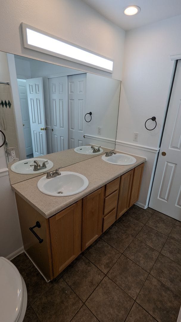 Building Photo - NICE 3 BDRM, 3 BATH, 2-CAR GARAGE + CLUBHO...