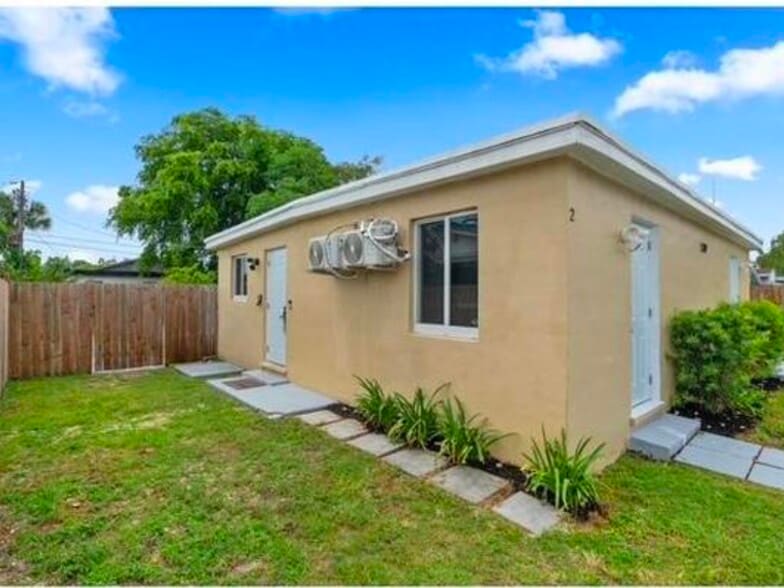 Private Entrance - 529 NW 15th Way