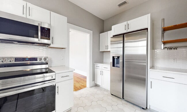 Building Photo - Stunning Upstairs 2-Bed, 1-Bath, Kitchen, ...