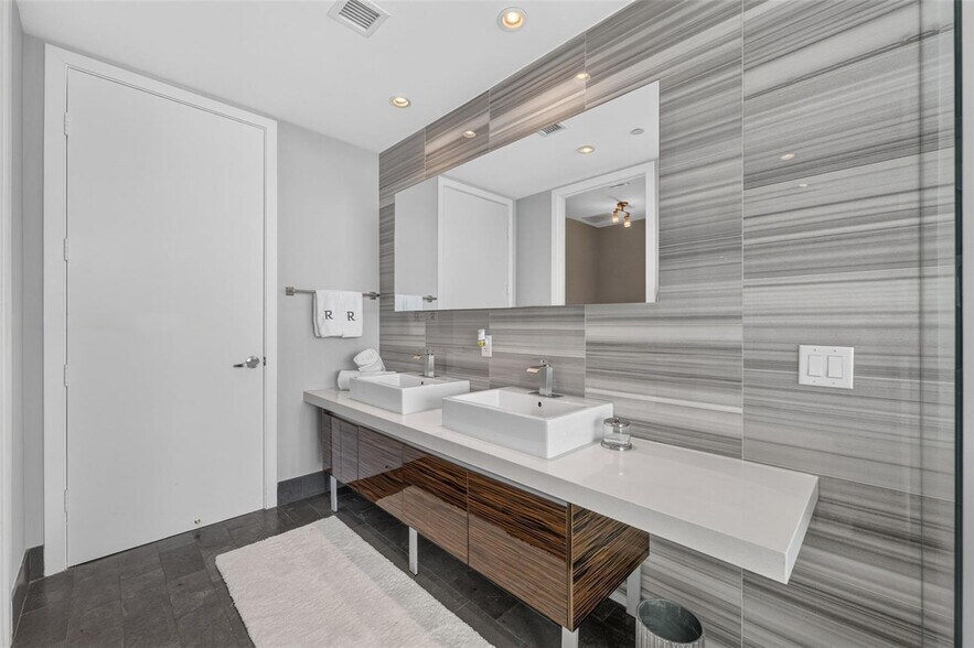 Building Photo - 1100 Biscayne Blvd