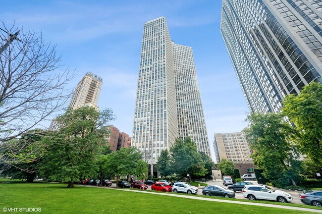 Building Photo - 2626 N Lakeview Ave
