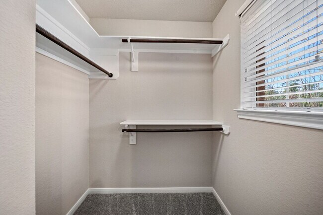 Building Photo - Exceptionally well-maintained Sterling Ridge Townhome boasts an array of desirable features!