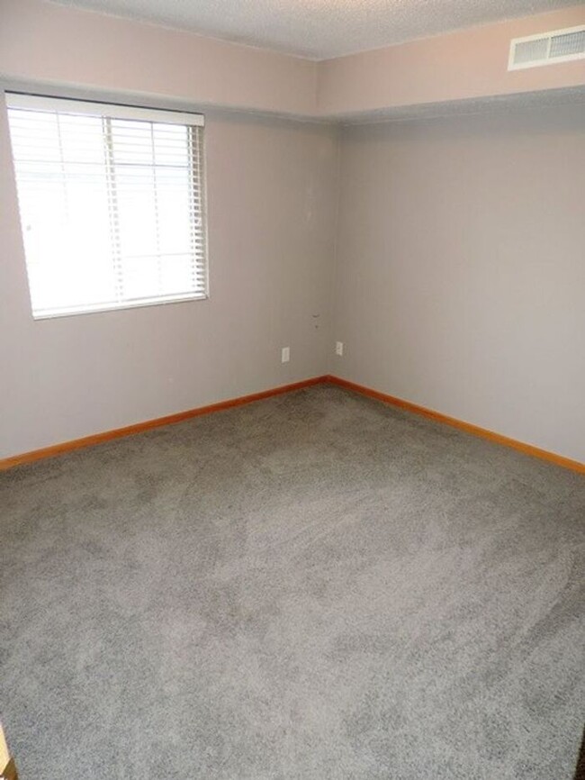 Building Photo - $1,200 | 2 Bedroom, 1 Bathroom Condo | No ...