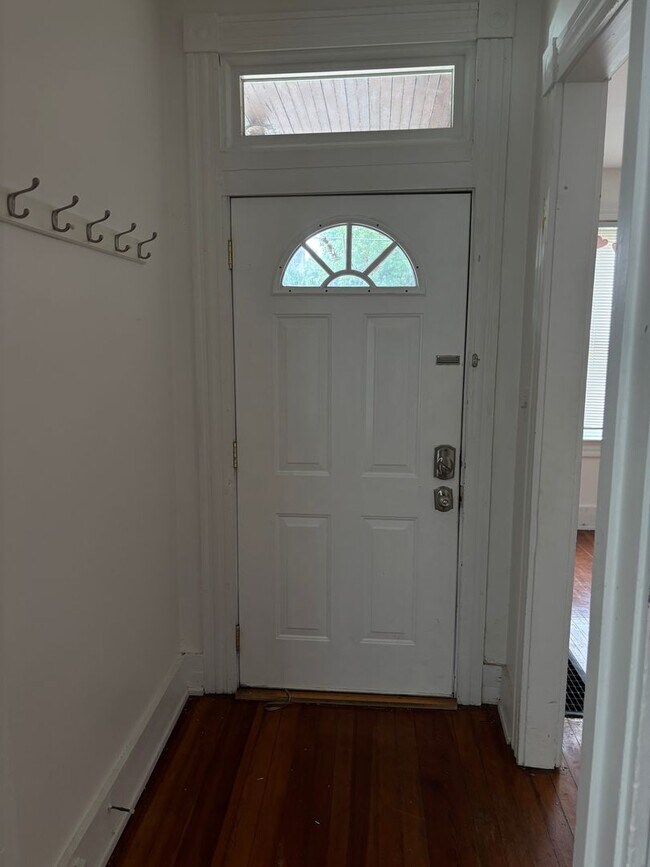 Building Photo - 4 Bedroom 2 bath ready Immediately