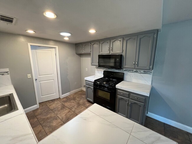Building Photo - SW Visalia Home coming soon!!