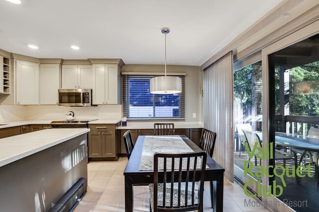 Building Photo - 4660 Racquet Club Dr
