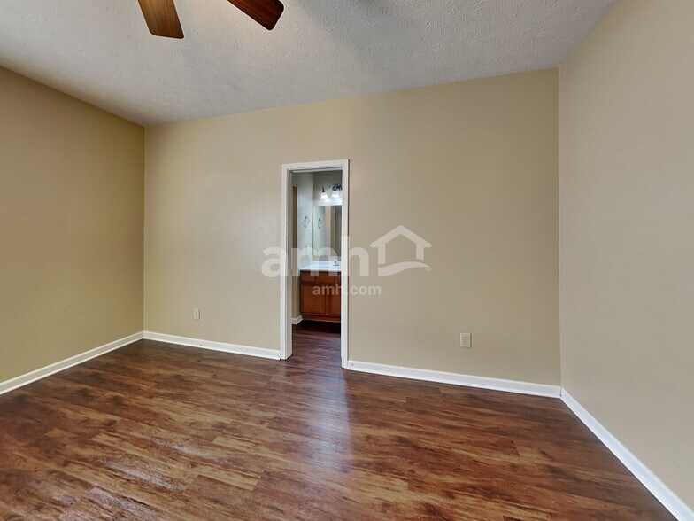Building Photo - 11723 Rossmore Dr