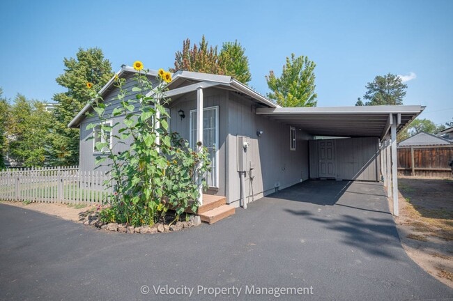 Building Photo - Bright and spacious 2 bedroom home!