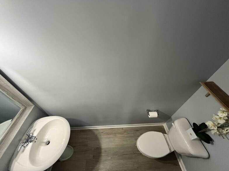 Building Photo - 876 Queen City Cres