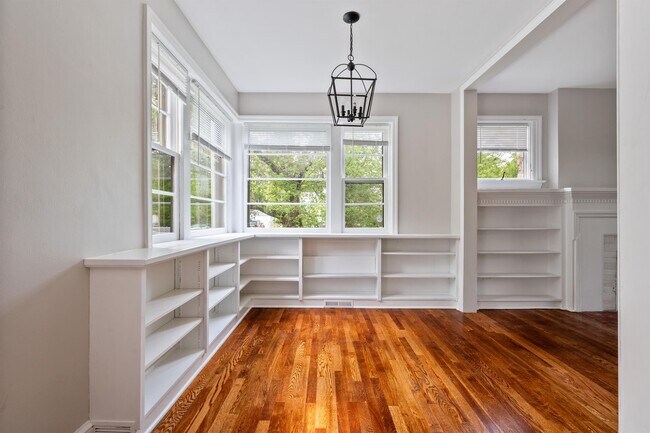 Building Photo - 1122 Lower Ferry Rd