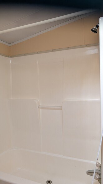 Main bathroom - 291 Pebble Ln