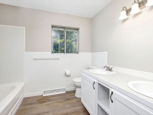 Building Photo - Beautiful 3 bedroom 2 bath charmer… Waitin...