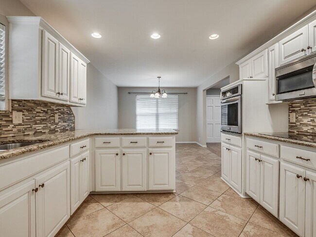 Building Photo - Updated 4-Bedroom Home with Spacious Layou...