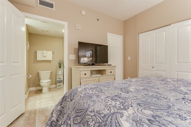 Building Photo - 9900 S Thomas Dr