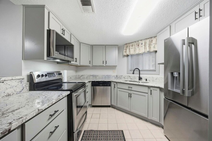 Building Photo - 100 Lands End Blvd