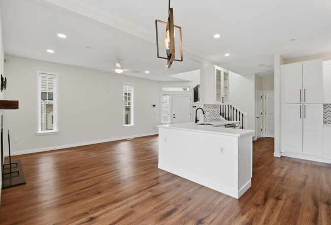 Building Photo - 3Bd/2.5Ba Edmonds Townhome